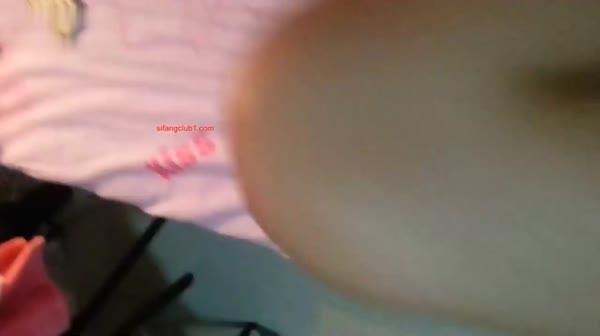 情侣镜子前疯狂做爱，吹拉弹唱样样精通。